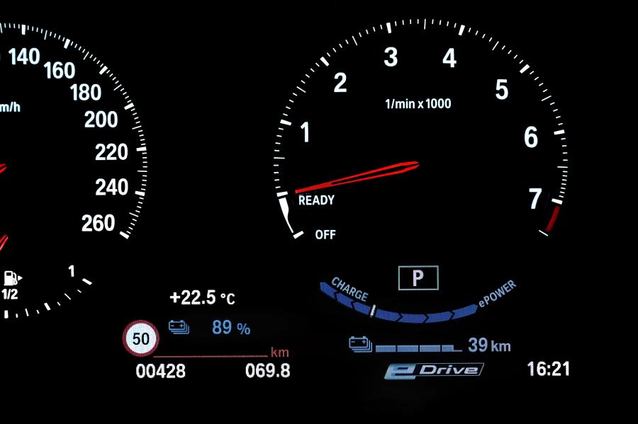 Панель приборов BMW X2 xDrive25e M Sport (F39) 2020 года  (WW) (фото 52 из 55)